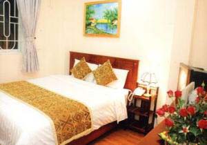 Standard single with king bed, private facilities (bath and shower), and breakfast